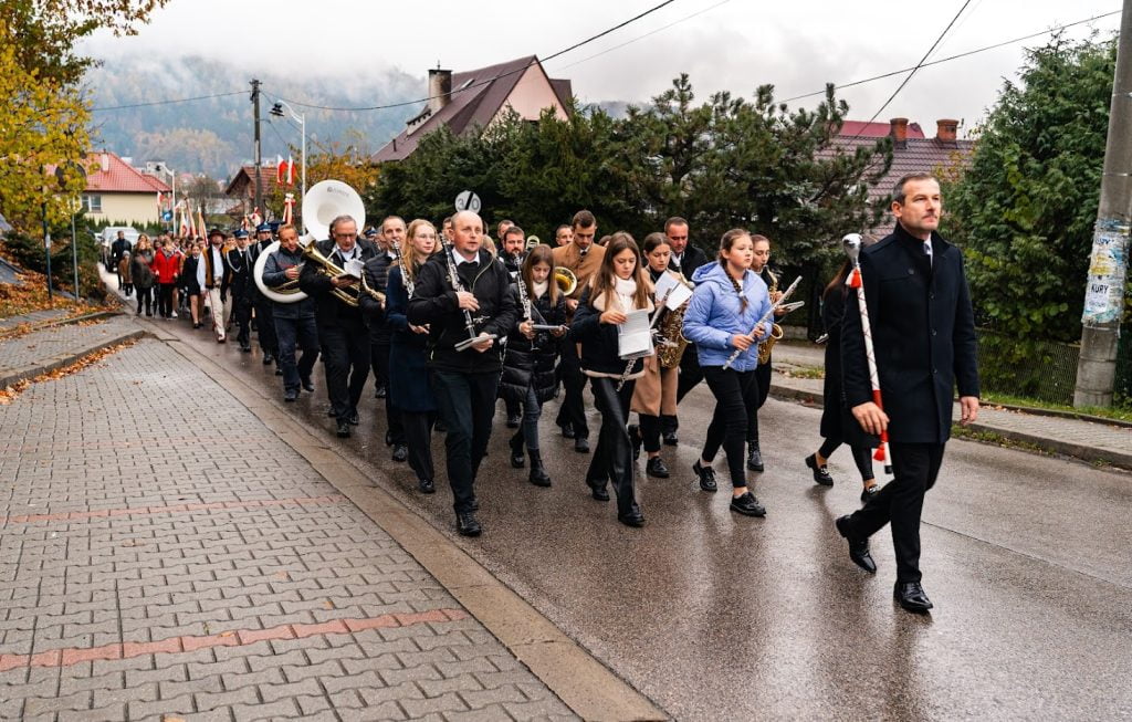Pochód z okazji Święta Niepodległości w Pcimiu. Na zdjęciu Orkiestra Dęta Orzeł z Trzebuni