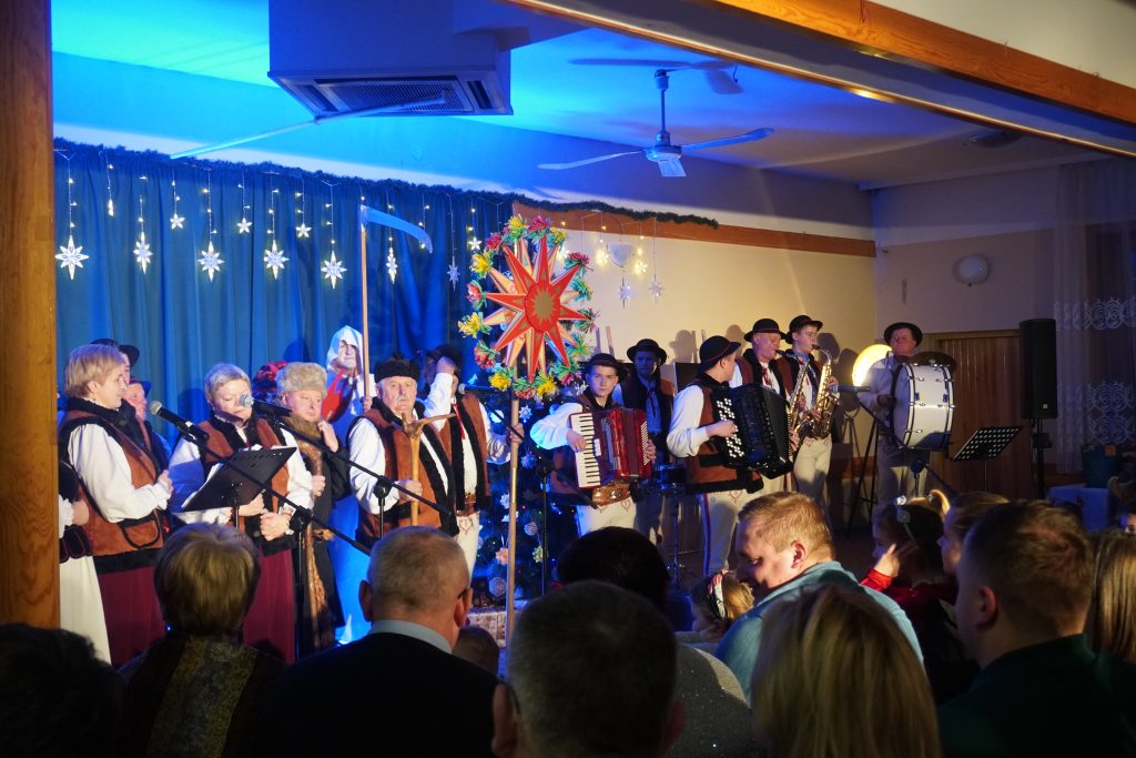 Zespół Regionalny Pcimianie z Turoniem podczas występów na Świątecznym spotkaniu z kulturą organizowanego przez GOKiS Pcim.