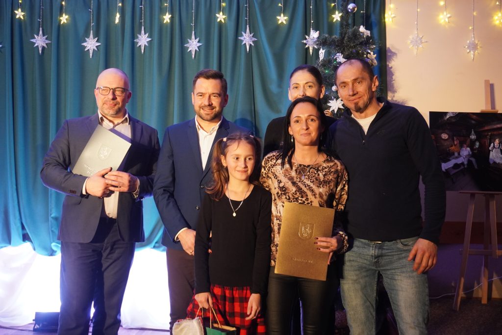 Uczestnicy Konkursu Szopek tradycyjnych i krakowskich organizowanego przez GOKiS Pcim wraz z Dyrektorem GOKiS Pcim, Wójtem Gminy Pcim oraz Dyrektorem Biblioteki Publicznej w Pcimiu podczas wręczania nagród.